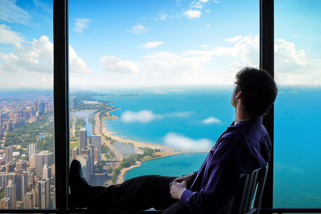 A los adolescentes les encanta la vista de Chicago desde 360 CHICAGO 