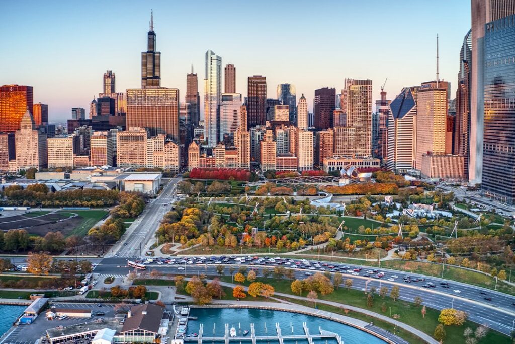 El Millennium Park y el perfil urbano de Chicago, rodeados de los colores del otoño