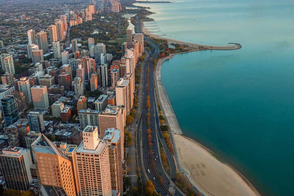 La costa del lago Michigan y las copas de los árboles en otoño vistas desde el 360 CHICAGO