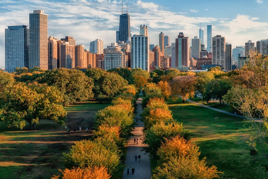 El dosel otoñal de Lincoln Park bajo el horizonte de Chicago