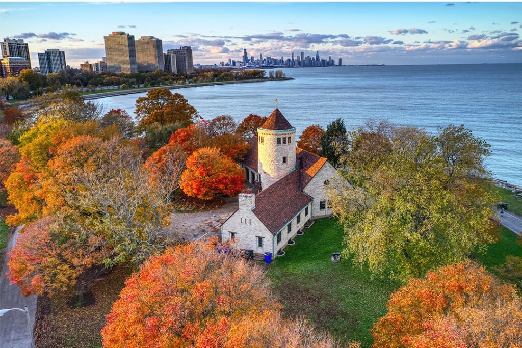 El pabellón deportivo de Promontory Point, el follaje otoñal, el lago Míchigan y el perfil urbano de Chicago