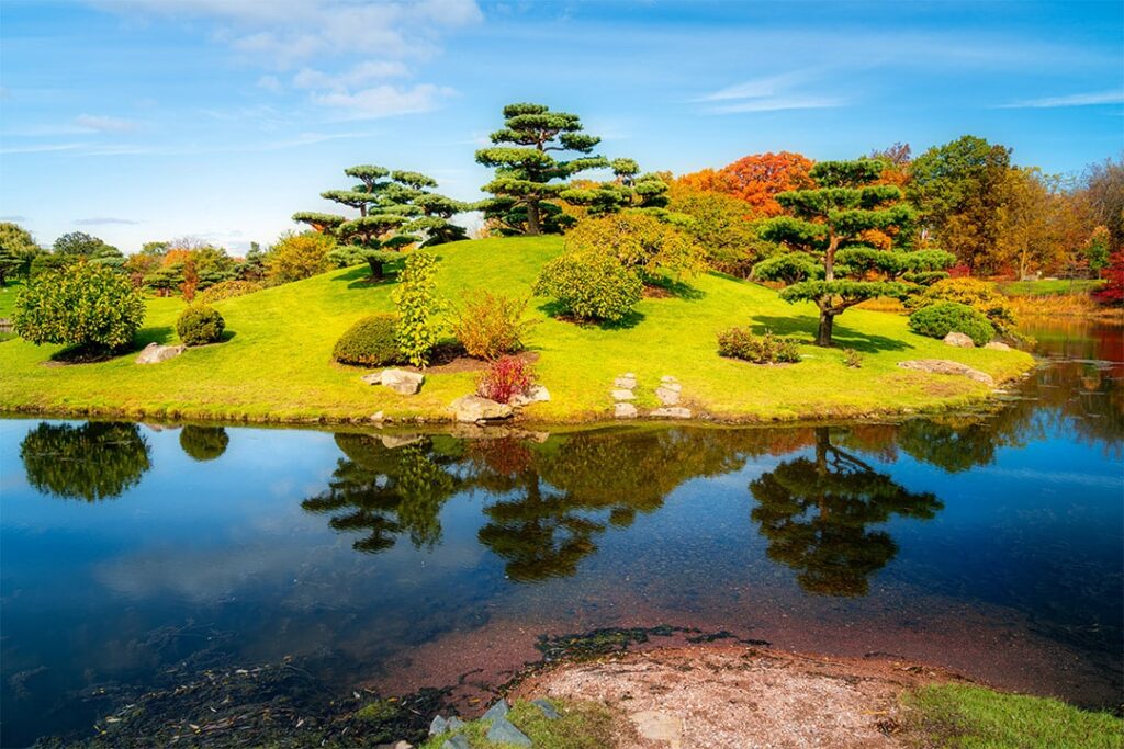El Jardín Japonés reflejado en un estanque del Jardín Botánico de Chicago en otoño